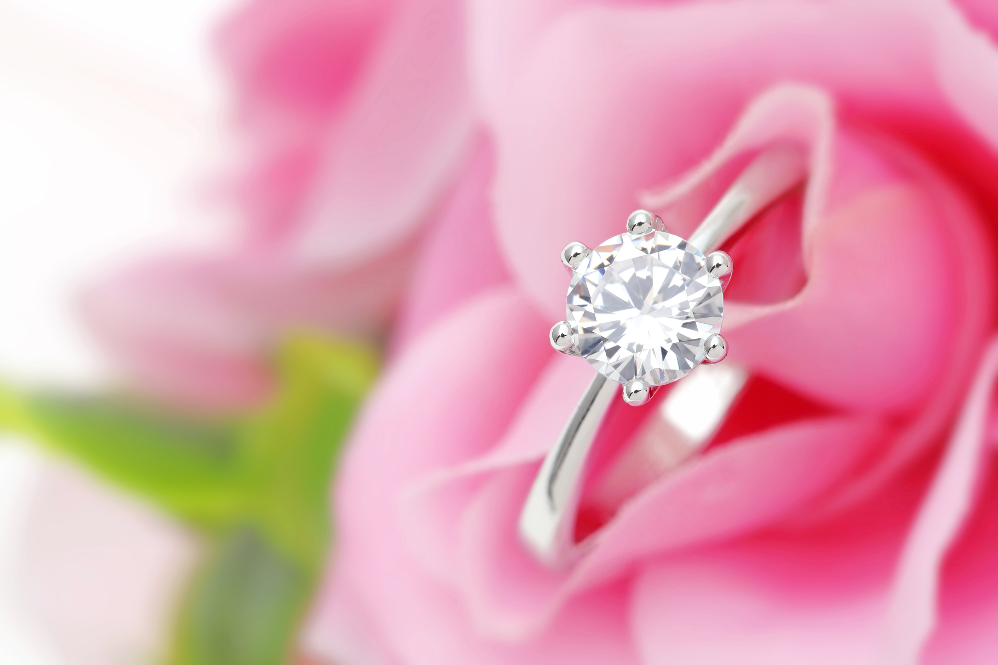 ダイヤモンドをあしらった婚約指輪・結婚指輪のお手入れ方法