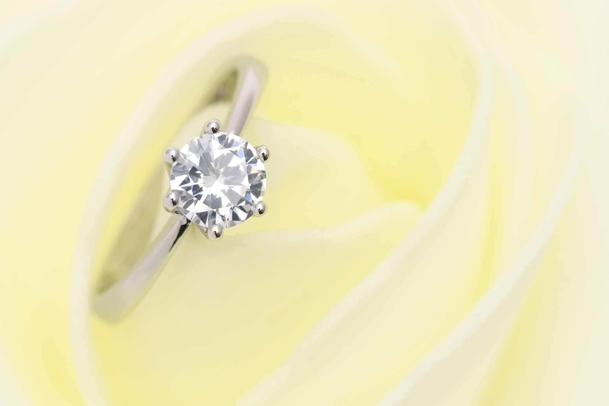 婚約指輪にあしらったダイヤモンドの平均カラット数