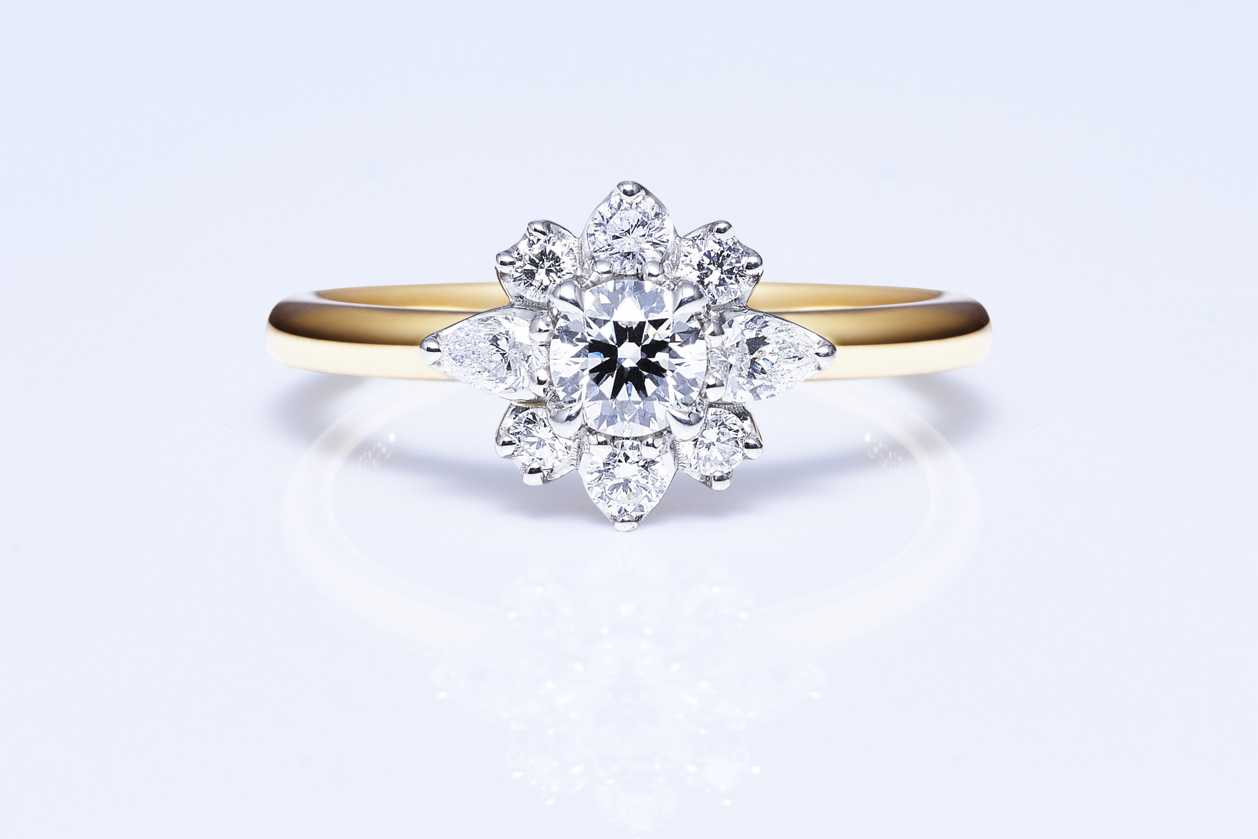 婚約指輪を選ぶポイントは、テイストやデザイン、素材