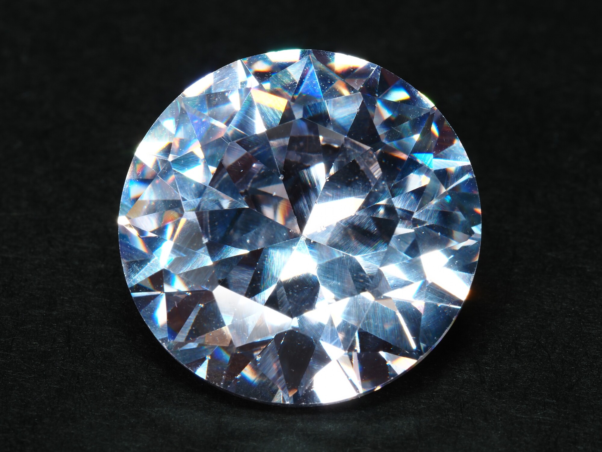 キュービックジルコニアとは？ダイヤモンドと何が違う？ 