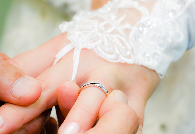 どんな形の結婚指輪が似合う？指のタイプ別でご紹介