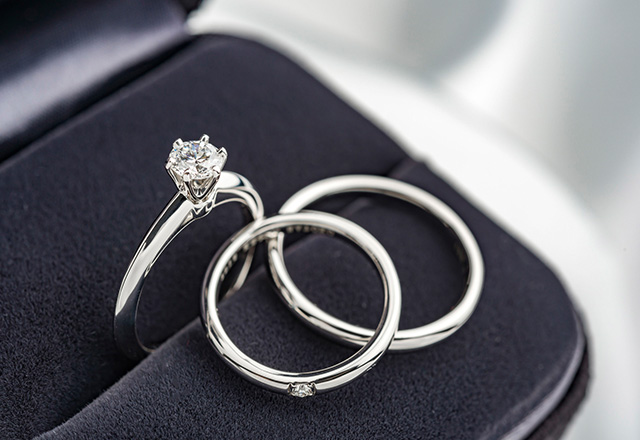 婚約指輪との重ね着けに合う形の選び方
