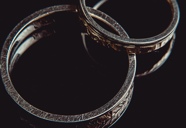 黒い結婚指輪の主な素材や選ぶメリット・デメリットをご紹介！   結婚
