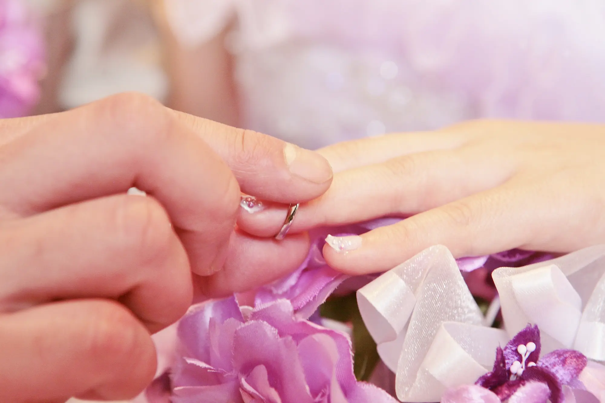 結婚式に婚約指輪を着けるのはok 花嫁とゲストそれぞれの指輪事情 婚約指輪 ブライダルノート ビジュピコ Bijoupiko 結婚式に婚約指輪を着けるのはok 花嫁とゲストそれぞれの指輪事情 婚約指輪 ブライダルノート ビジュピコ Bijoupiko
