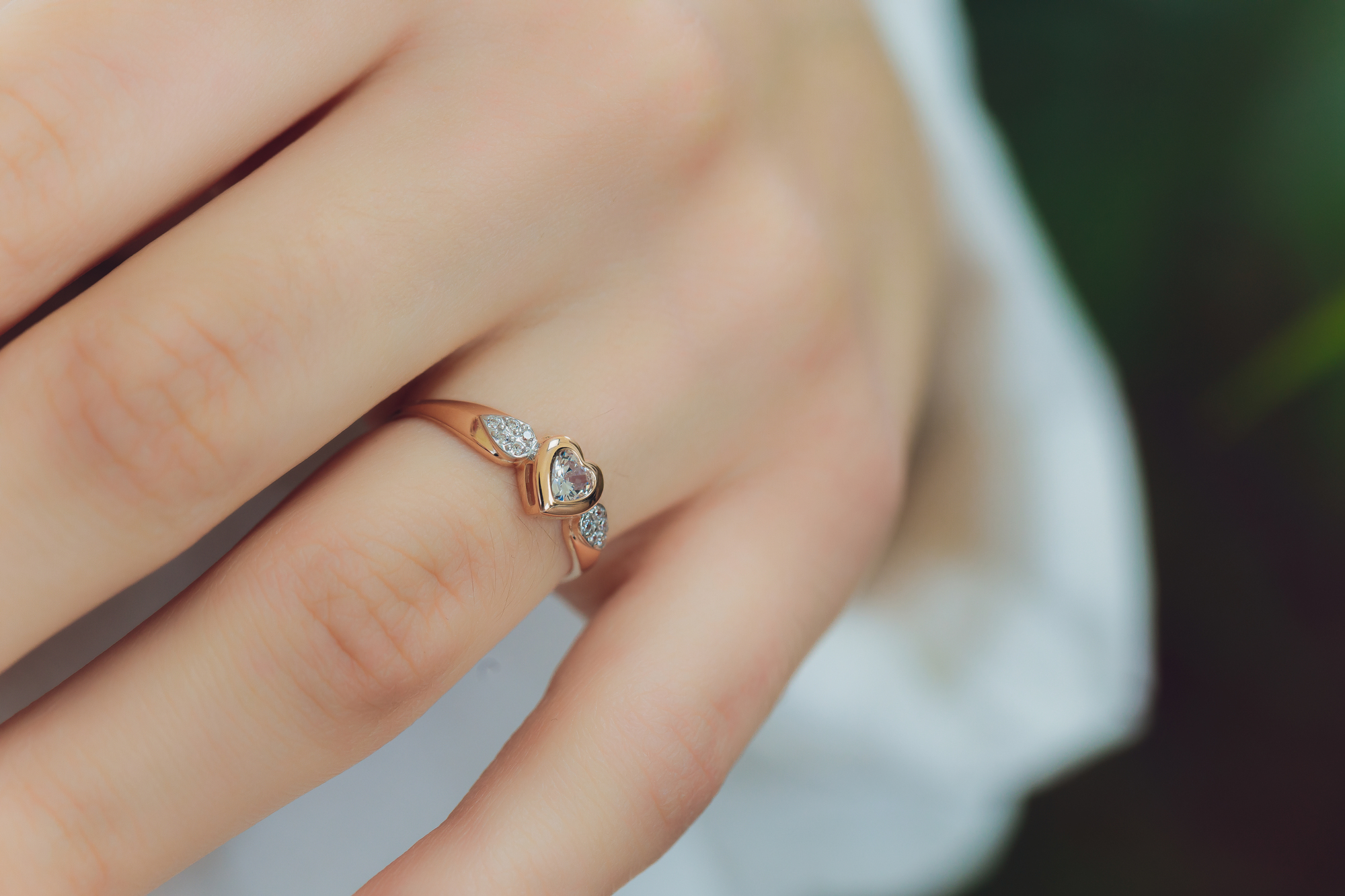 婚約指輪の定番素材とは？