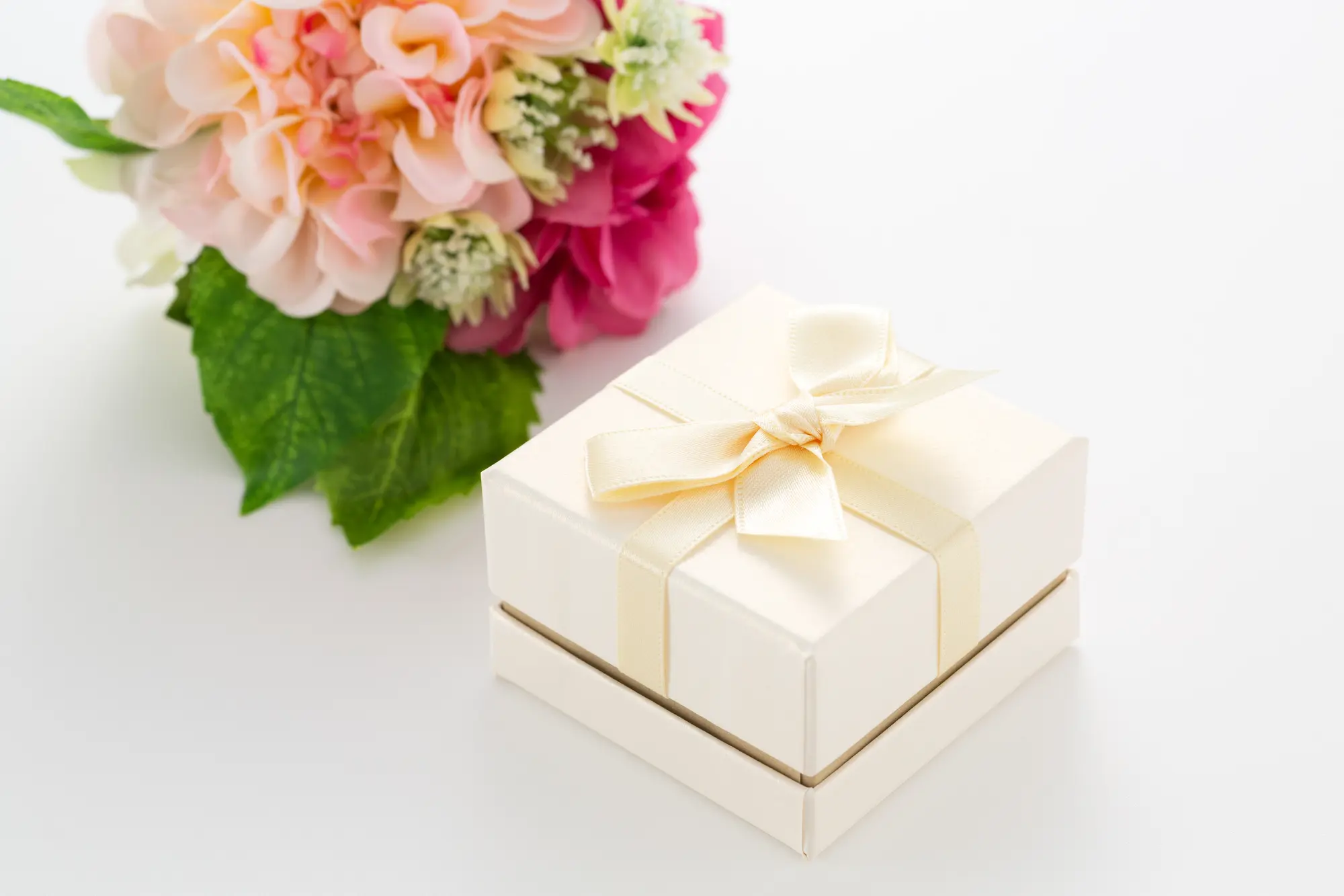 ブレスレットをプレゼントとして贈る意味とは 選び方と併せてご紹介 アクセサリー ジュエリー ブライダルノート ビジュピコ Bijoupiko