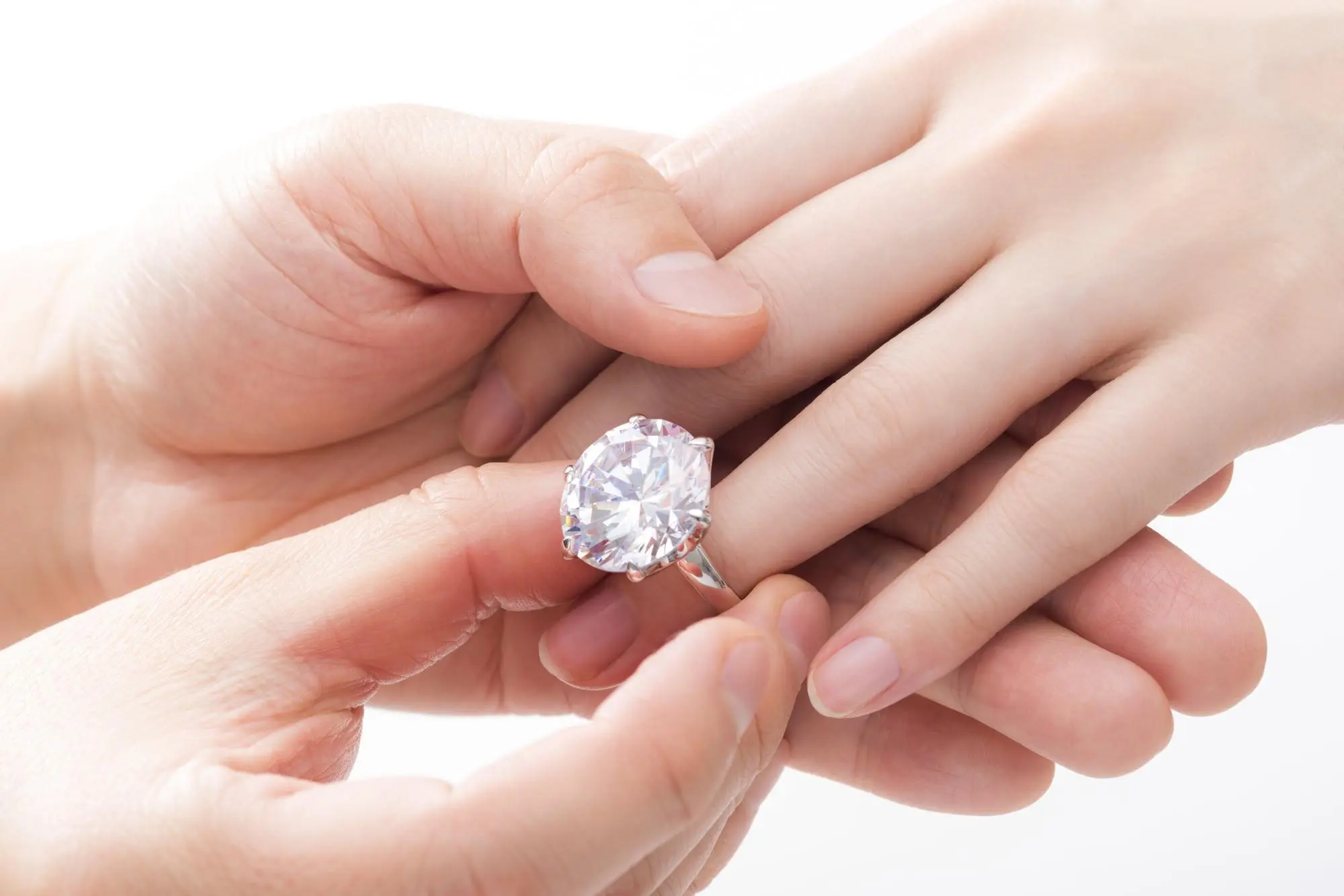 婚約指輪の印象はカラットで変わる？ダイヤモンドを選ぶコツ | 婚約 ...