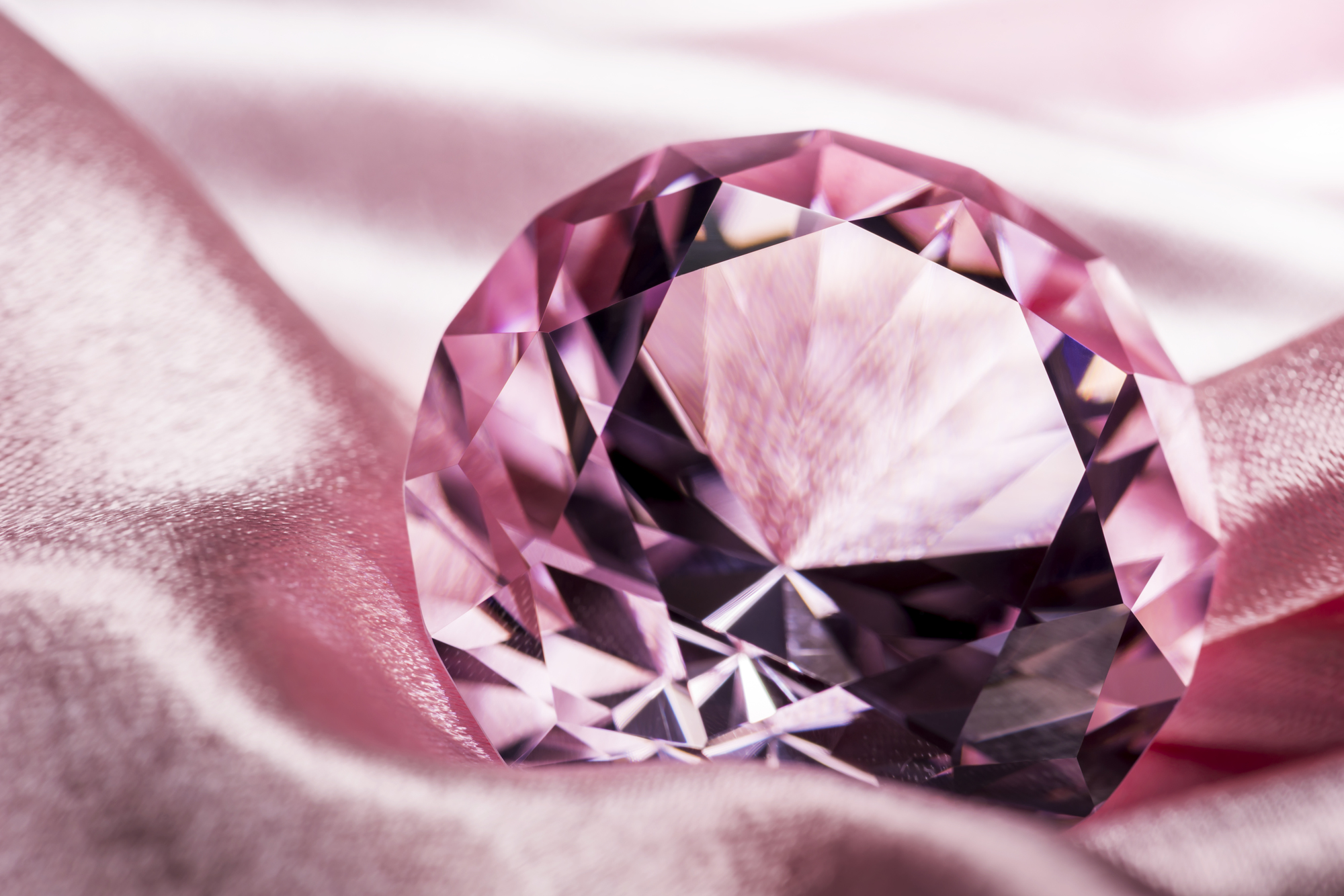 ピンクダイヤモンドのカラー評価基準