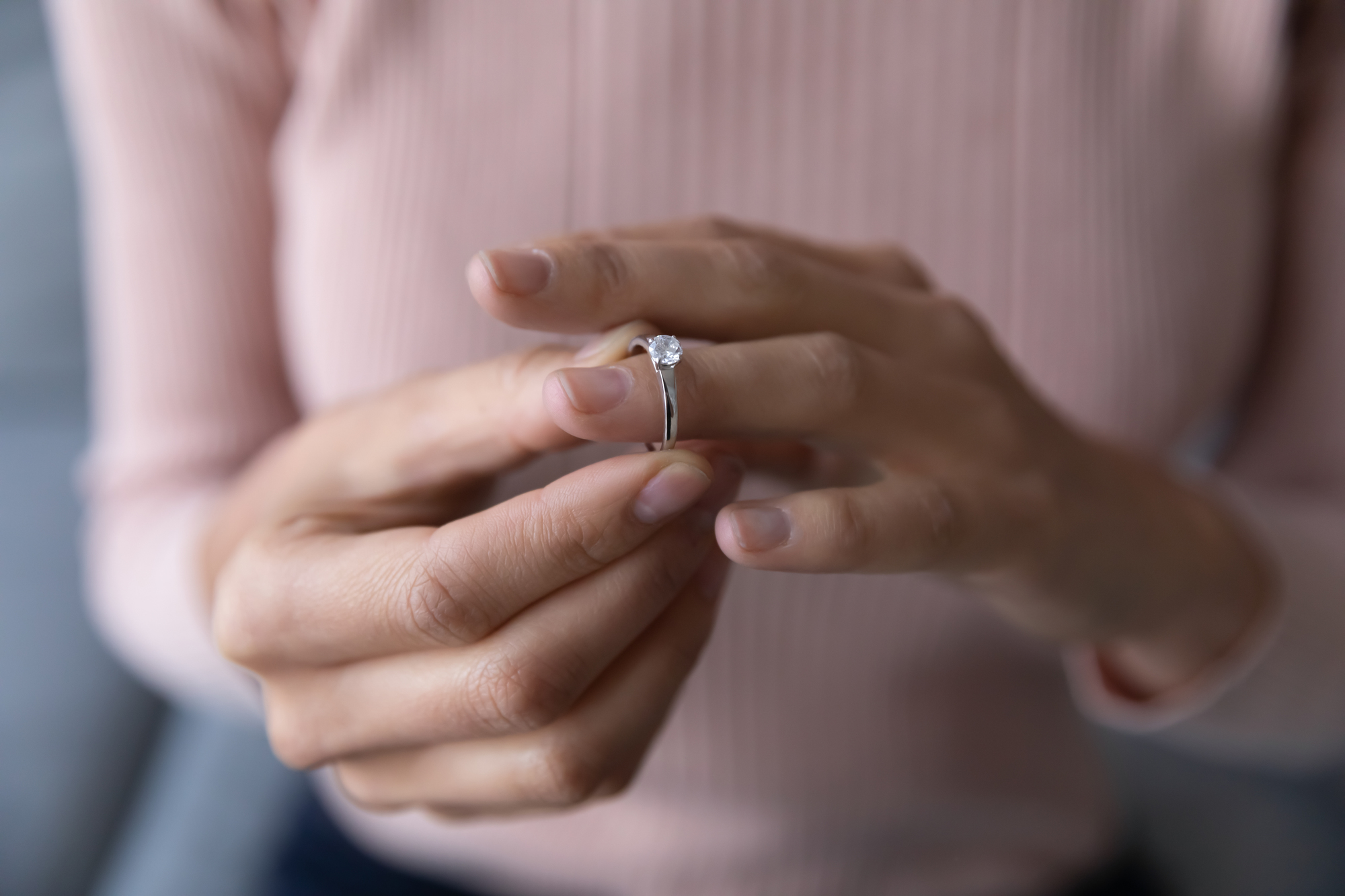 婚約指輪は普段使いしてもよい？日常的に身に着けやすい婚約指輪とは？